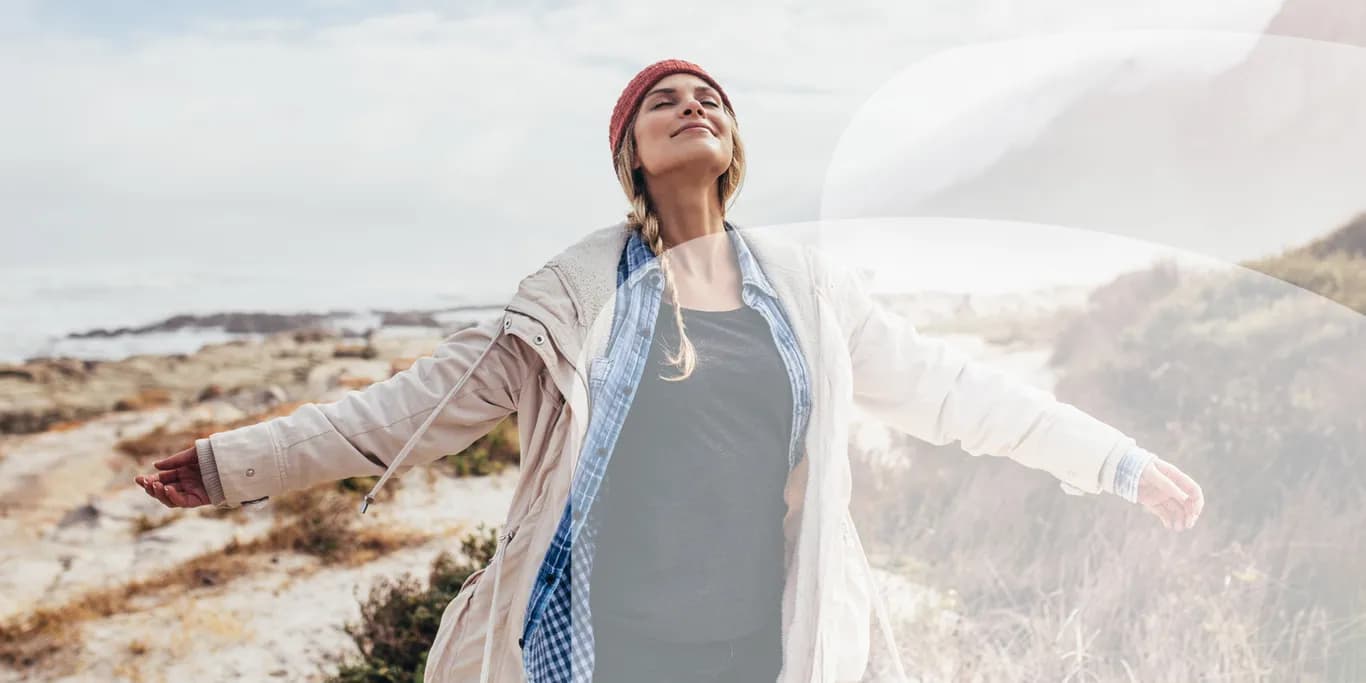 Kvinna strålande frisk och fri från sin förkylning